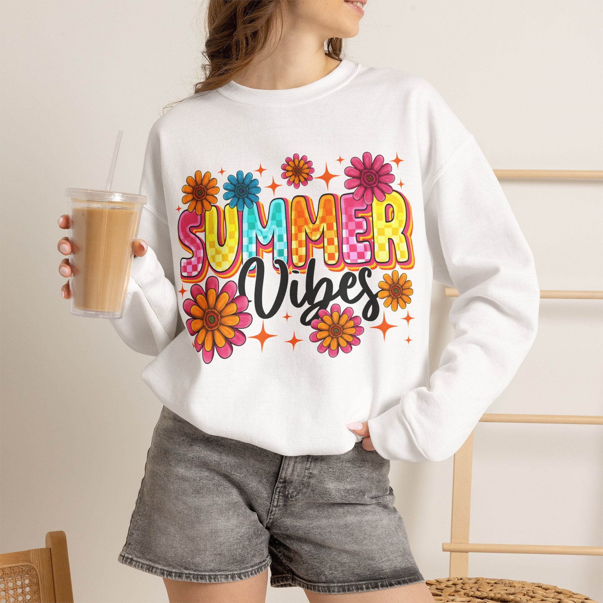 Summer Vibes Floral Women's Heavy Blend Crewneck Sweatshirt – Cozy Summer Streetwear Sweatshirt